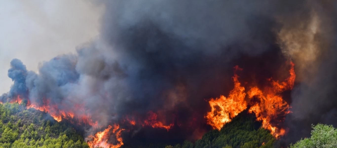 Ανεξέλεγκτο το μέτωπο της φωτιάς και στη Μεσσηνία: Κατευθύνεται προς το βουνό στη Μέλπεια